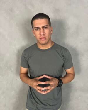 Modelo usando polo plomo rata basico de algodon para hombre Ezzeta