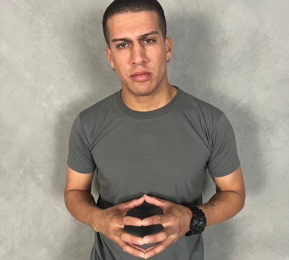 Modelo usando polo plomo rata basico de algodon para hombre Ezzeta