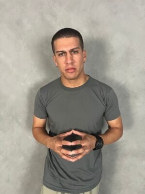 Modelo usando polo plomo rata basico de algodon para hombre Ezzeta