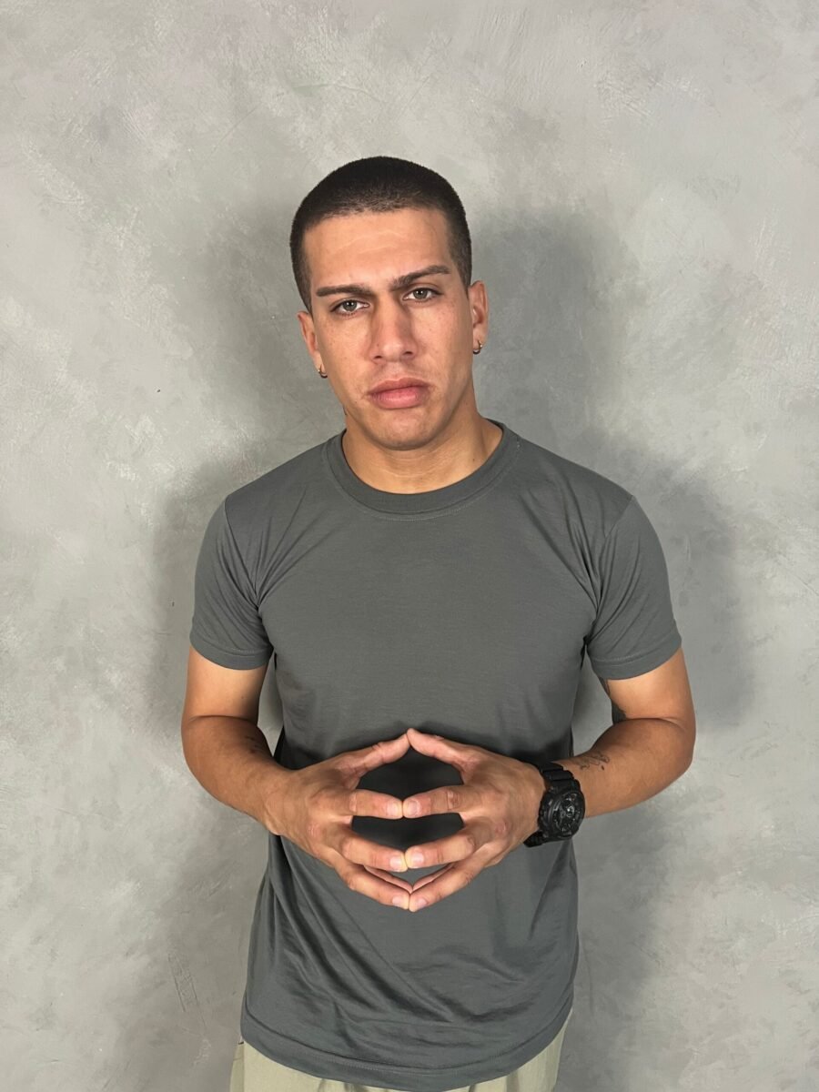 Modelo usando polo plomo rata basico de algodon para hombre Ezzeta