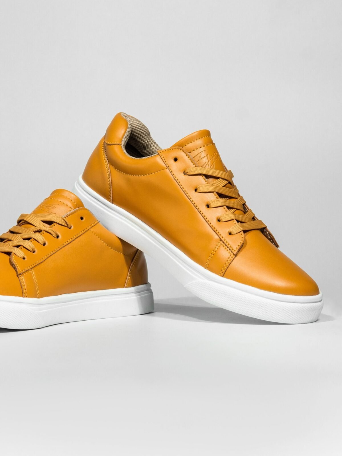 Zapatilla camell cuerina Ezzeta para hombre