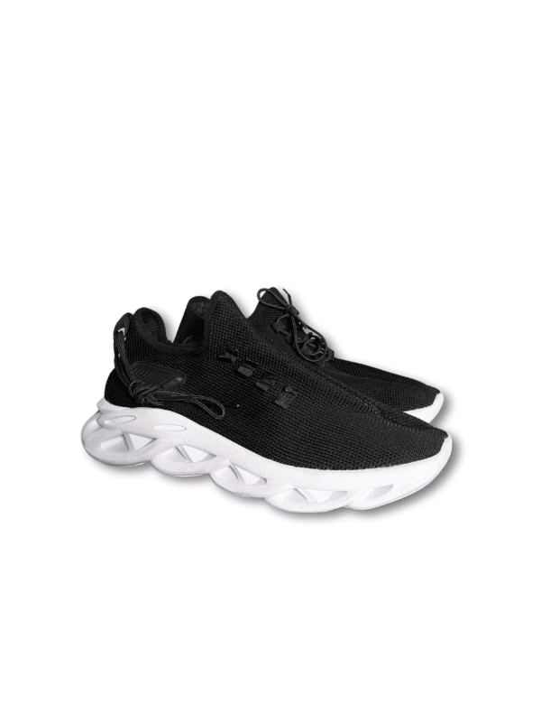 Zapatilla negro de hombre con suela blanca de diseño braid