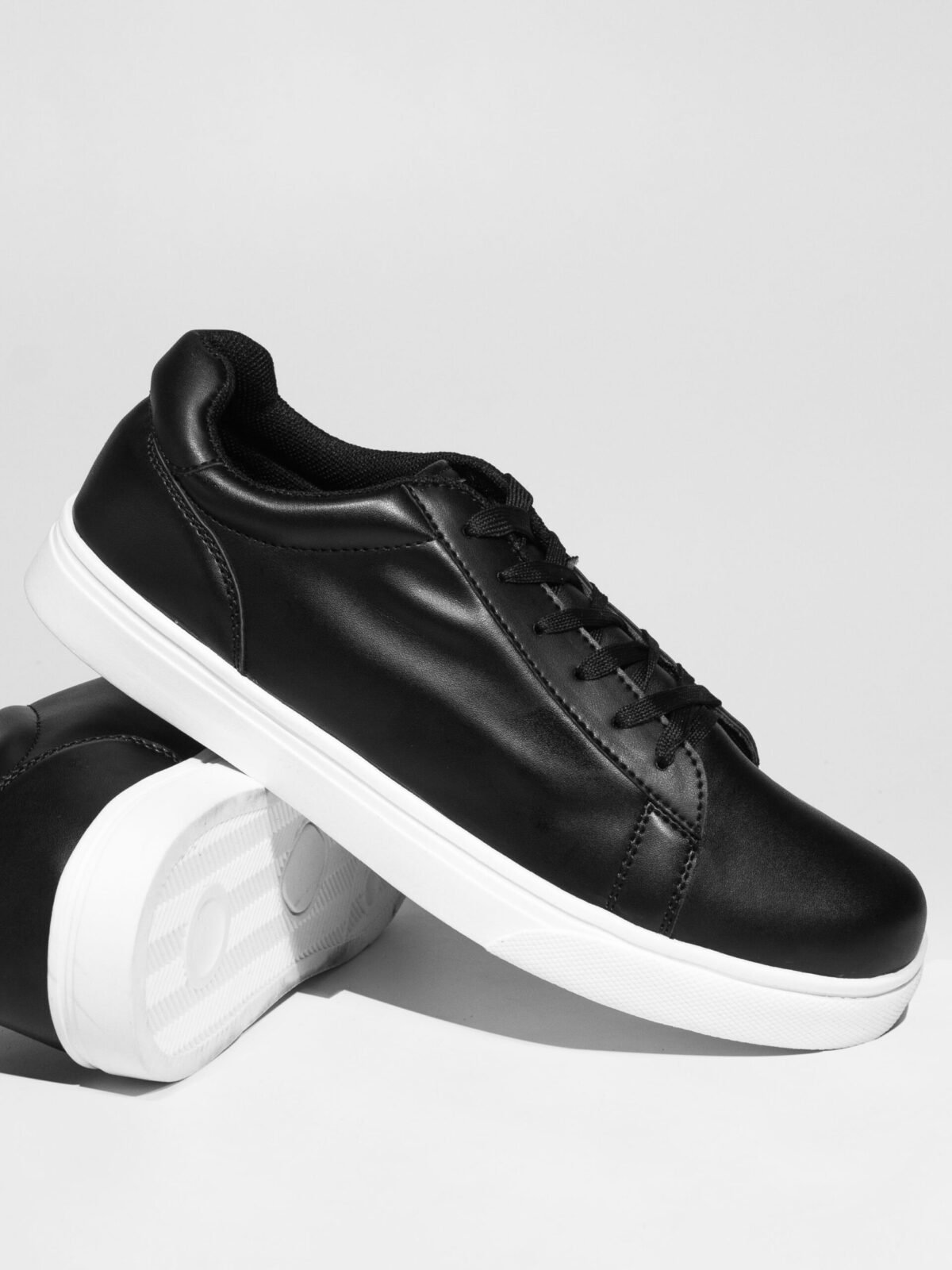 Zapatilla negro con suela blanco cuerina Ezzeta para hombre