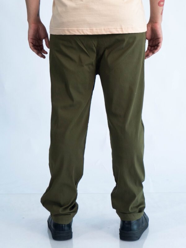 jogger verde Ston de Ezzeta, con estilo casual urbano y look moderno.