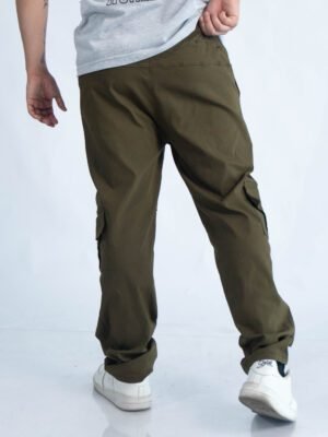 Hombre usando un jogger verde oversize de Ezzeta, estilo casual y relajado