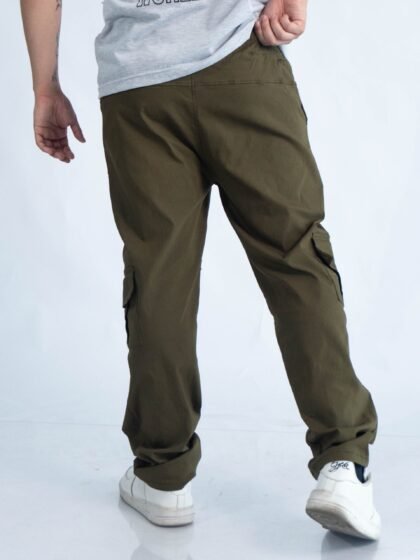 Hombre usando un jogger verde oversize de Ezzeta, estilo casual y relajado