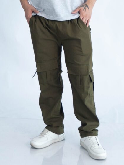 Hombre usando un jogger verde oversize de Ezzeta, estilo casual y relajado