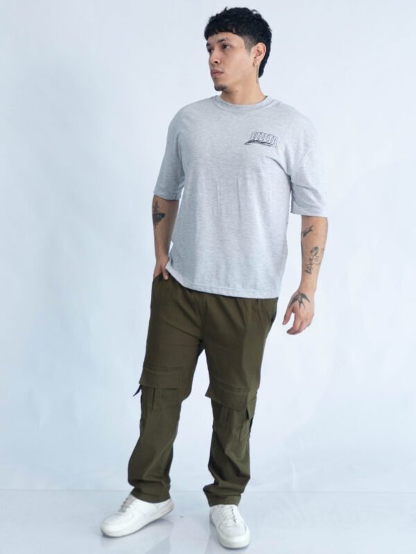 Hombre usando un jogger verde oversize de Ezzeta, estilo casual y relajado