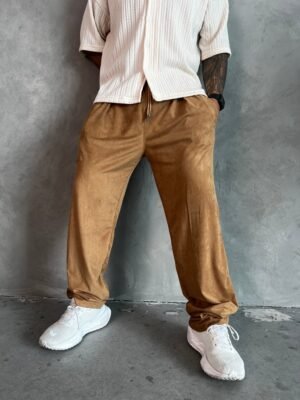 pantalón camell Old Money de Ezzeta, con estilo elegante y clásico.
