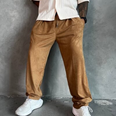 pantalón camell Old Money de Ezzeta, con estilo elegante y clásico.