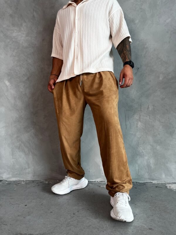 pantalón camell Old Money de Ezzeta, con estilo elegante y clásico.