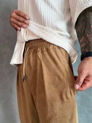 pantalón camell Old Money de Ezzeta, con estilo elegante y clásico.
