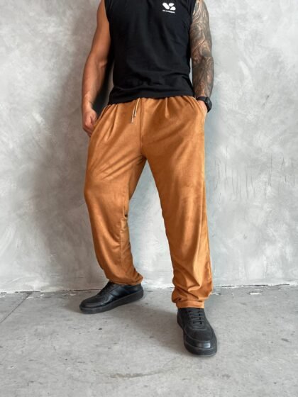 pantalón kaki Old Money de Ezzeta, con estilo elegante y clásico.