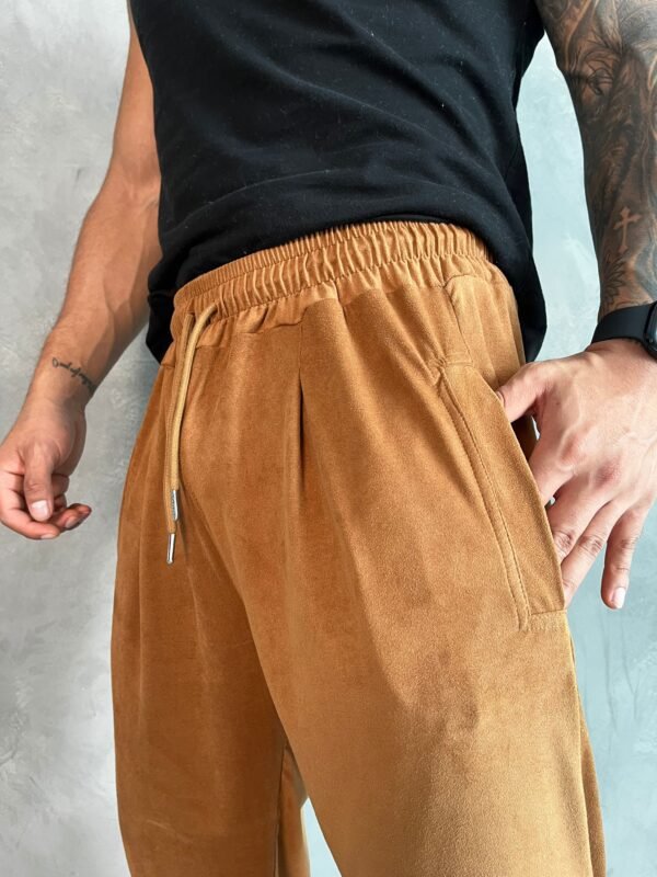 pantalón kaki Old Money de Ezzeta, con estilo elegante y clásico.