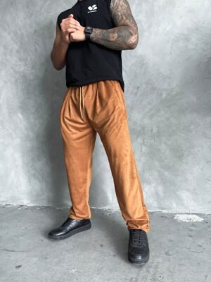 pantalón kaki Old Money de Ezzeta, con estilo elegante y clásico.