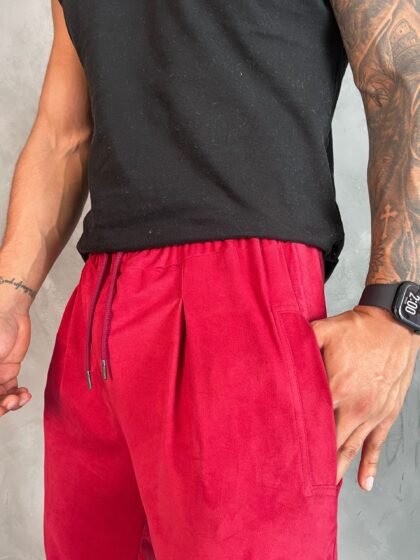 pantalón vino Old Money de Ezzeta, con estilo elegante y clásico.