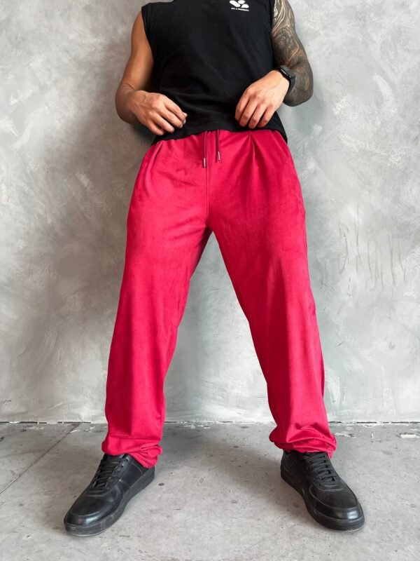 pantalón vino Old Money de Ezzeta, con estilo elegante y clásico.