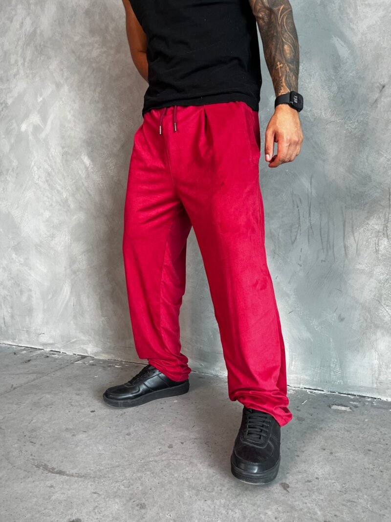 pantalón vino Old Money de Ezzeta, con estilo elegante y clásico.