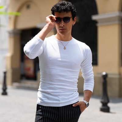 Hombre vistiendo polo blanco Maniche Lunche Large de Ezzeta, con mangas largas y estilo casual.