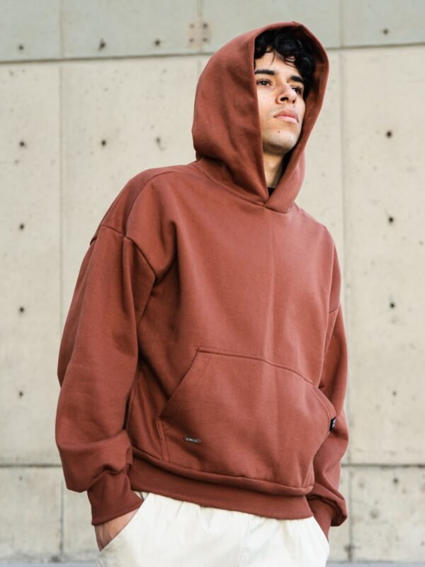 Hombre con polera marrón oversize minimalist Ezzeta, estilo urbano moderno