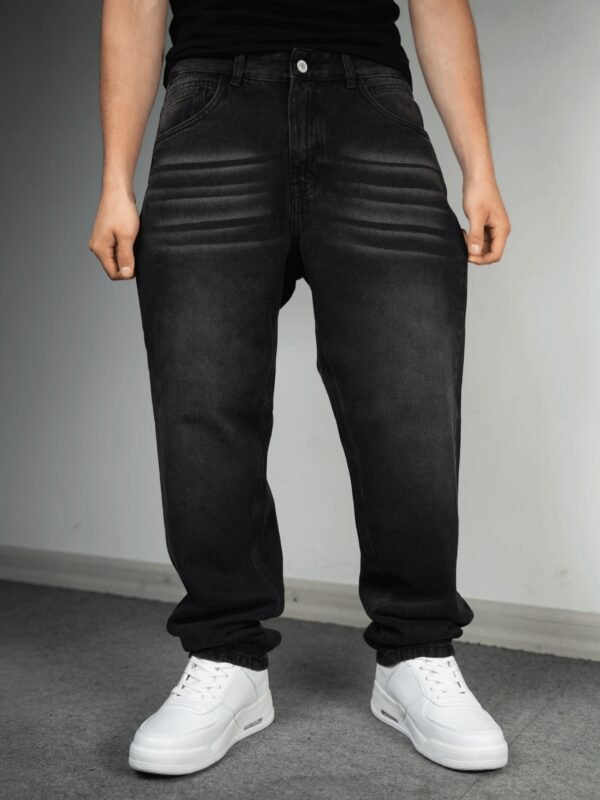 Mom jean para hombre en color negro focalizado con corte relaxed fit de la marca Ezzeta.