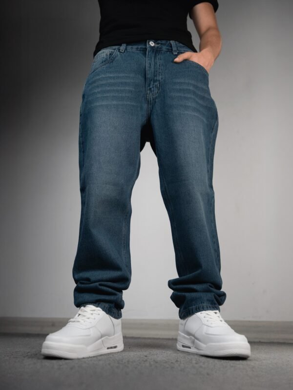 Mom jean para hombre en color azul claro con lavado focalizado y corte relaxed fit marca Ezzeta.