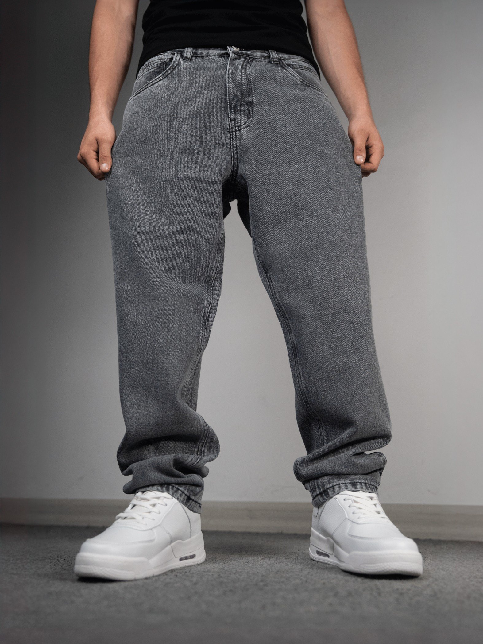 Mom jean para hombre color gris de corte relajado marca Ezzeta