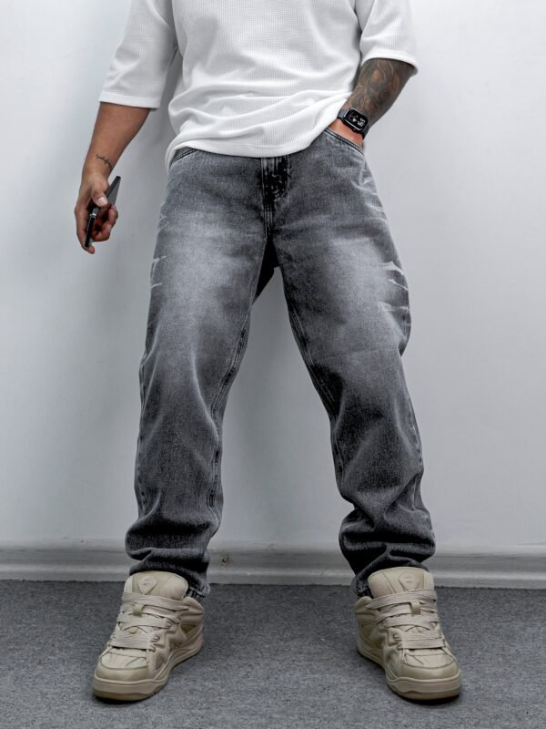 Mom jean Silver para hombre en color gris ácido con lavado focalizado y parche de cuero marca Ezzeta.