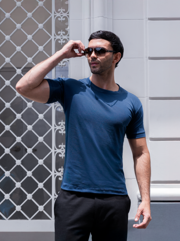 Polo color acero para hombre en algodón premium con corte atlético y cuello redondo