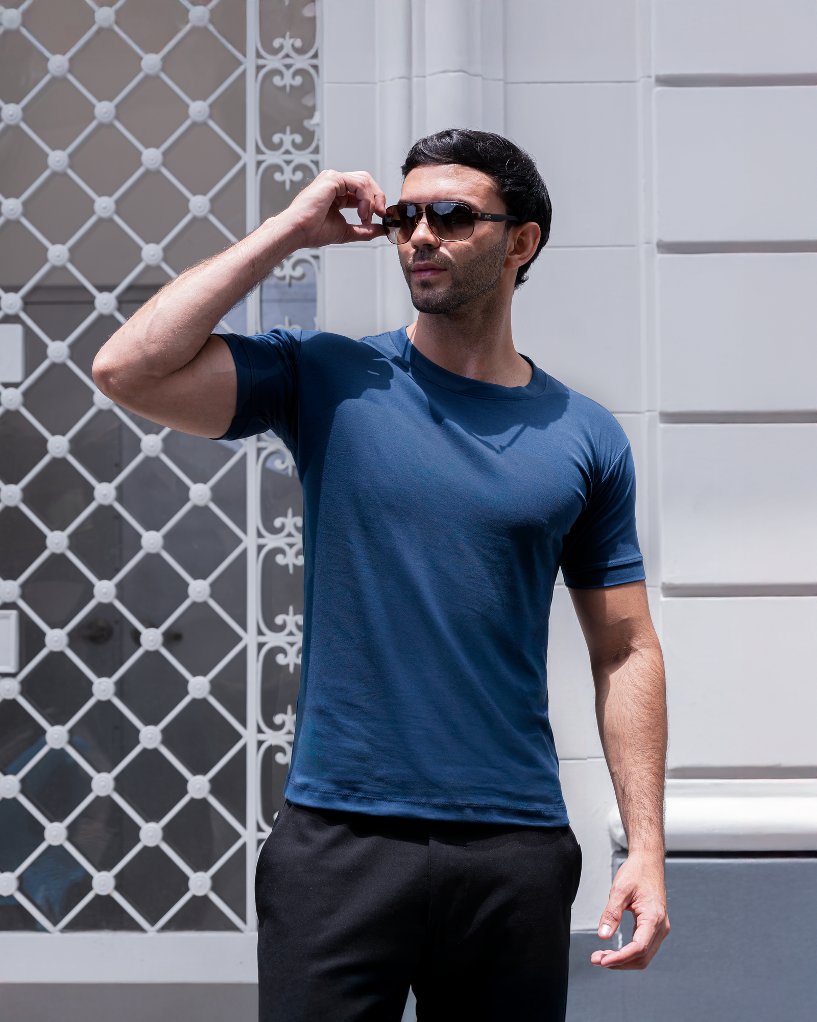 Polo color acero para hombre en algodón premium con corte atlético y cuello redondo