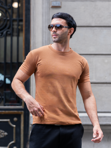 Polo camel para hombre de cuello redondo y corte slim fit