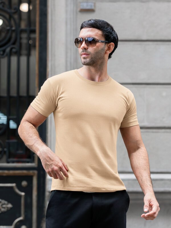 Polo color arena para hombre de algodón premium con corte moderno y cuello redondo marca Ezzeta.