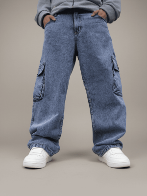 jean celeste cargo baggy de Ezzeta, mostrando el corte holgado